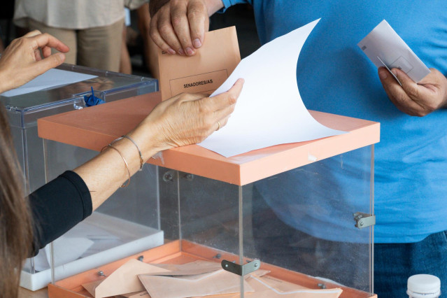 Archivo - Una persona ejerce su derecho a voto durante las elecciones generales, en el Colegio Ramiro de Maeztu, a 23 de julio de 2023