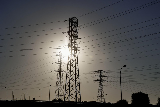 Archivo - Vista de una torre de alta tensión, a 23 de agosto de 2023, en Madrid (España). En esta cuarta ola de calor, la más prolongada en lo que va de verano, el precio de la luz se ha disparado. La cotización de la electricidad en el mercado mayorista