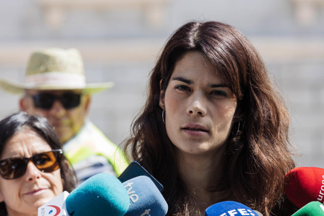 Archivo - La portavoz de Podemos, Isa Serra, ofrece declaraciones a los medios, frente al Congreso de los Diputados, a 12 de junio de 2023, en Madrid (España).