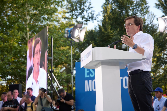 Archivo - El alcalde de Madrid, José Luis Martínez-Almeida, durante un acto de campaña electoral, en Puente del Rey
