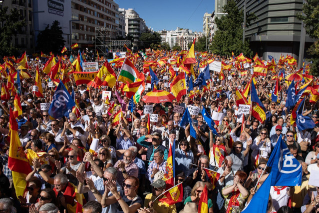 Multitud de simpatizantes durante la manifestación organizada por el PP, en la plaza de Felipe II