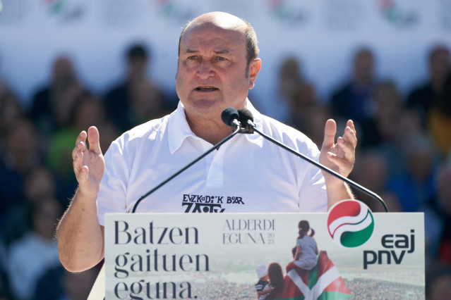 El presidente del EBB de EAJ-PNV, Andoni Ortuzar, interviene durante la celebración del Alderdi Eguna