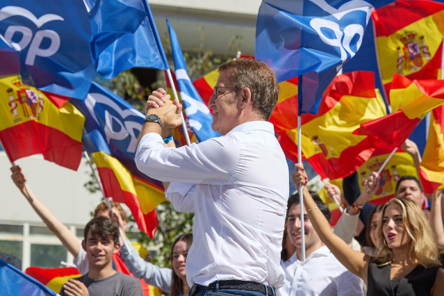 El líder del PP y candidato a la Presidencia del Gobierno, Alberto Núñez Feijóo, saluda durante la manifestación organizada por el PP, en la plaza de Felipe II, a 24 de septiembre de 2023, en Madrid (España).