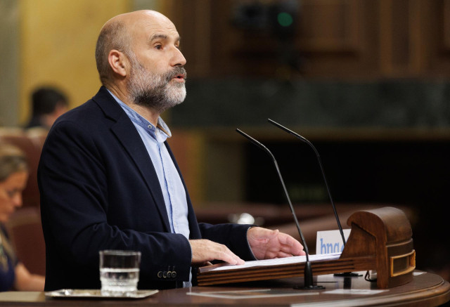 El diputado de BNG, Néstor Rego interviene durante una sesión plenaria en la se aprueba el uso de las lenguas cooficiales en el Congreso de los Diputados, a 19 de septiembre de 2023, en Madrid.