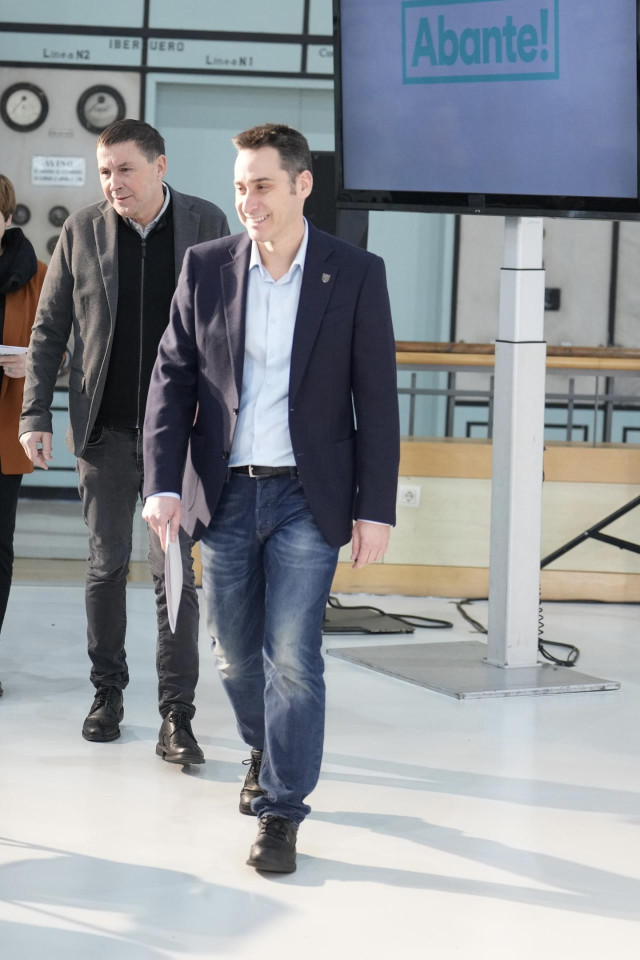 Archivo - El coordinador general de EH Bildu, Arnaldo Oteg (i), y el portavoz en las Juntas Generales de Bizkaia , Iker Casanova (d),