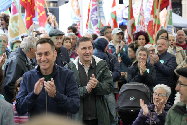 Archivo - Iker Casanova junto a Arnaldo Otegi.