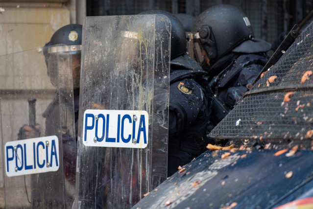 Archivo - Agentes de la Policía Nacional son alcanzados por balas de pintura  durante la manifestación en reacción a la sentencia del ‘procés’, en Barcelona en 2019