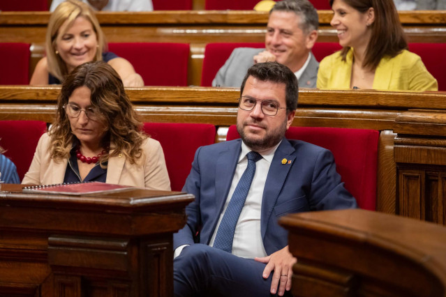 La consellera de la Presidencia de la Generalitat, Laura Vilagrà y el presidente de la Generalitat de Catalunya, Pere Aragonès, durante una sesión plenaria en el Parlament, a 1 de septiembre de 2023, en Barcelona, Catalunya (España). El Parlament vota un