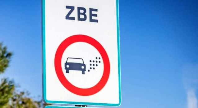 Archivo - Cartel de una zona de bajas emisiones