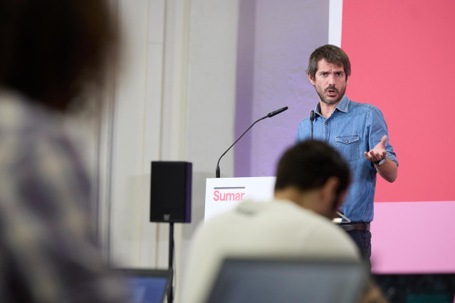 El portavoz de Sumar, Ernest Urtasun, ofrece una rueda de prensa, a 25 de septiembre de 2023, en Madrid (España).