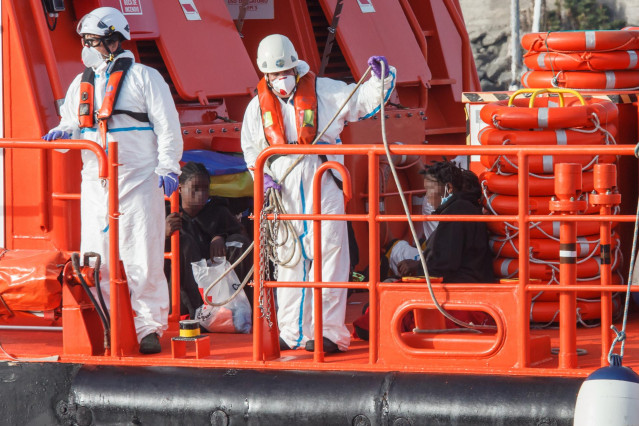 Archivo - La embarcación Salvamento Marítimo ‘Guardamar Talía’ a su llegada al muelle de Arguineguín con varias decenas de migrantes, a 28 de agosto de 2021, en Arguineguín, Mogán, Gran Canaria, (España). El muelle de Arguineguín recibe este sábado a la e