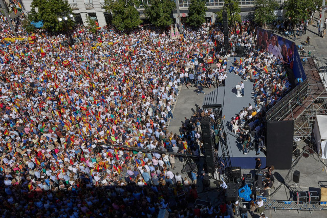 El líder del PP y candidato a la Presidencia del Gobierno, Alberto Núñez Feijóo, saluda durante la manifestación organizada por el PP, en la plaza de Felipe II