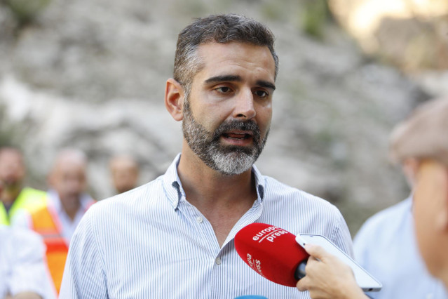 El consejero de Sostenibilidad, Medio Ambiente y Economía Azul, Ramón Fernández-Pacheco, atiende a los medios en una imagen de archivo.