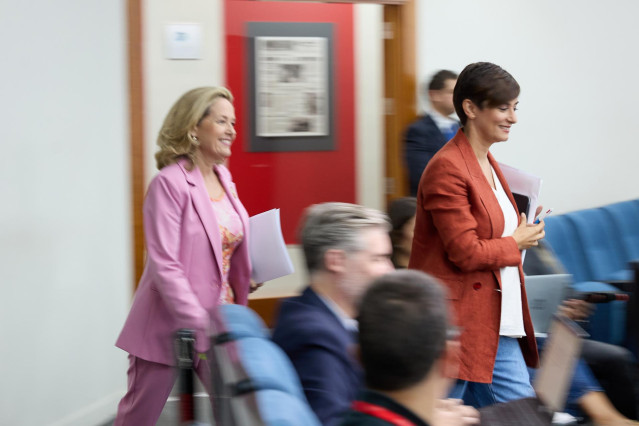 La vicepresidenta primera y ministra de Economía y Transformación Digital en funciones, Nadia Calviño (i) y la ministra Portavoz en funciones, Isabel Rodríguez (d), a su llegada a una rueda de prensa posterior a la reunión del Consejo de Ministros, en el