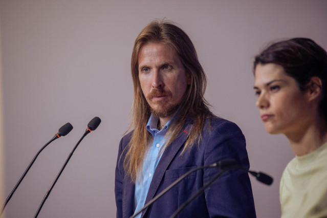Los portavoces de Podemos, Isa Serra y Pablo Fernández, ofrecen una rueda de prensa, en la sede del partido, a 25 de septiembre de 2023, en Madrid (España).