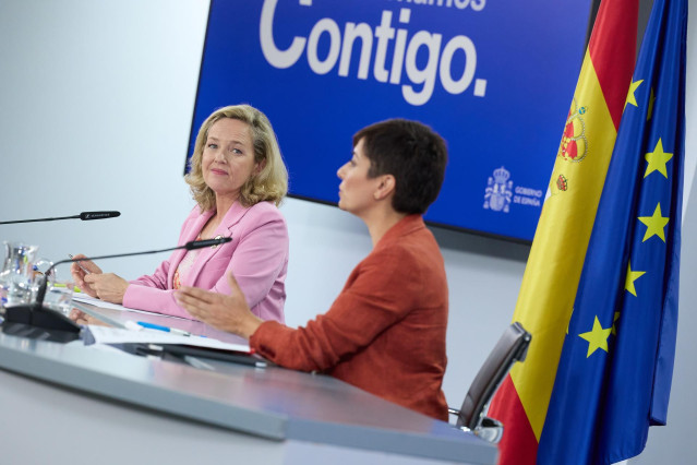 La vicepresidenta primera y ministra de Economía y Transformación Digital en funciones, Nadia Calviño (i) y la ministra Portavoz en funciones, Isabel Rodríguez (d), durante una rueda de prensa posterior a la reunión del Consejo de Ministros
