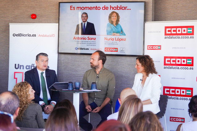 El consejero de la Presidencia, Interior, Diálogo Social y Simplificación Administrativa, Antonio Sanz (i) y la secretaria general de CCOO Andalucía, Nuria López (d) durante el encuentro organizado por Eldiario.es, a 25 de septiembre de 2023, en Sevilla,