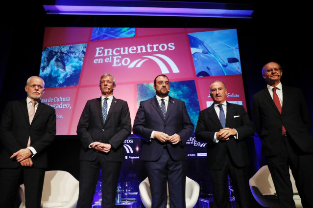 El director general de La Voz de Galicia, Lois Blanco; el presidente de la Xunta, Alfonso Rueda; el presidente del Principado, Adrián Barbón; el director general adjunto del Banco Sabadell, Pablo Junceda, y el director de La Voz de Galicia, Xosé Luis Vile