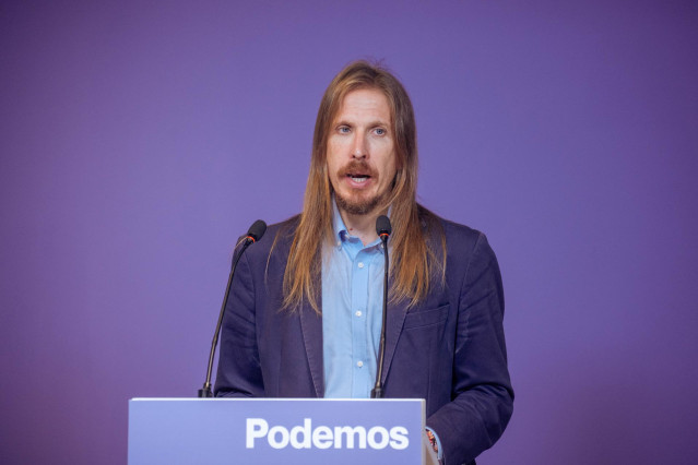 El portavoz de Podemos, Pablo Fernández, ofrece una rueda de prensa, en la sede del partido, a 25 de septiembre de 2023, en Madrid (España). Durante la comparecencia, ha hablado sobre el acto de ayer, 24 de septiembre en el que el PP se manifestó, bajo el
