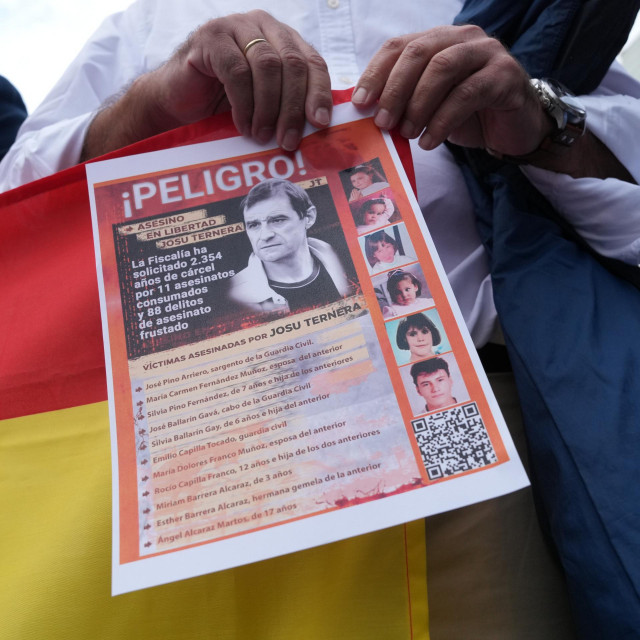 Protesta en la puerta del Kursaal con motivo del pase del documental de Jordi Évole ‘No me llames Ternera’, en San Sebastián