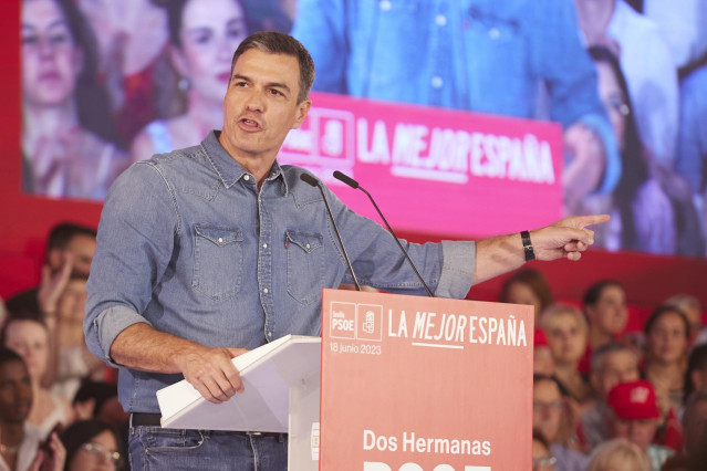 Archivo - El presidente del gobierno de España y secretario general del PSOE, Pedro Sánchez, durante el acto público en la caseta municipal de Dos Hermanas, a 18 de junio de 2023 en Sevilla (Foto de archivo).