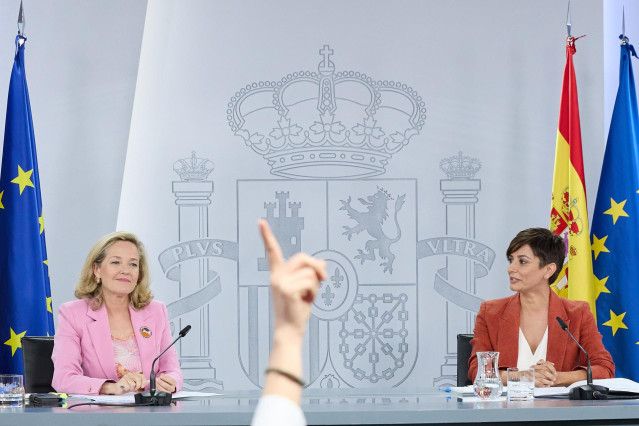 La vicepresidenta primera y ministra de Economía y Transformación Digital en funciones, Nadia Calviño (i) y la ministra Portavoz en funciones, Isabel Rodríguez (d), durante una rueda de prensa posterior a la reunión del Consejo de Ministros, en el Palacio