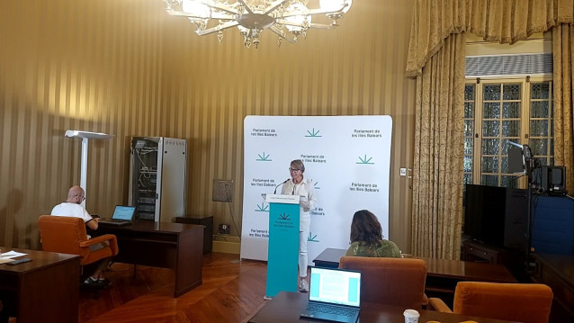 La diputada del PP Marga Durán durante una rueda de prensa en el Parlament.
