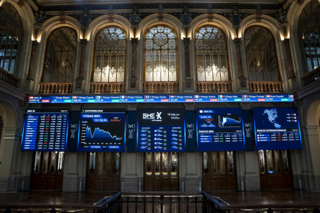 Valores económicos en paneles en el Palacio de la Bolsa, a 18 de septiembre de 2023, en Madrid (España). El Ibex 35 ha iniciado la primera sesión de la semana con un descenso del 0,11%, lo que ha llevado al selectivo a mantener la cota de los 9.500 entero
