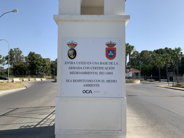 Archivo - Cartel ubicado en la entrada de la Base Naval de Rota
