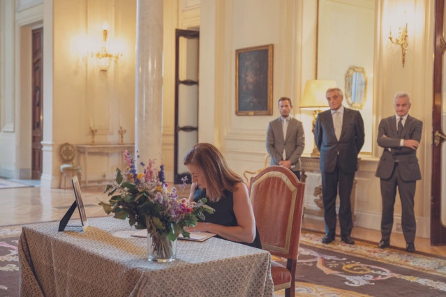 La presidenta del Congreso, Francina Armengol, firmando en el libro de condolencias por la muerte de Giorgio Napolitano