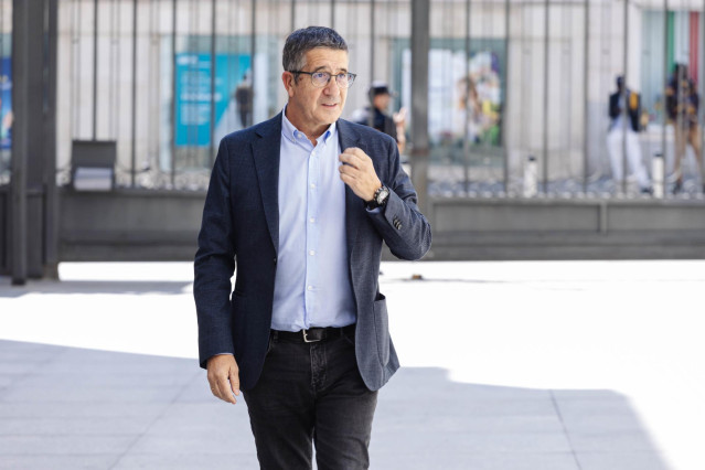 El portavoz del PSOE en el Congreso, Patxi López, antes de ofrecer declaraciones a los medios, en el patio del Congreso de los Diputados, a 13 de septiembre de 2023, en Madrid (España).