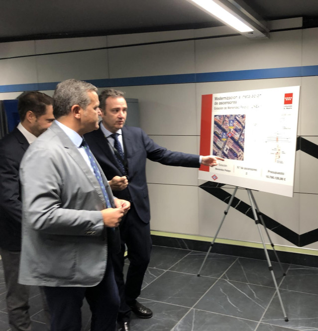 El consejero de Vivienda, Transportes e Infraestructuras, Jorge Rodrigo, visita las obras en la estación de Metro de Menéndez Pelayo.