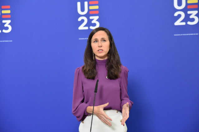 La ministra de Derechos Sociales y Agenda 2030 en funciones, Ione Belarra, atiende a los medios de comunicación, en el Palacio de Congresos, a 18 de septiembre de 2023 en Zaragoza, Aragón (España).