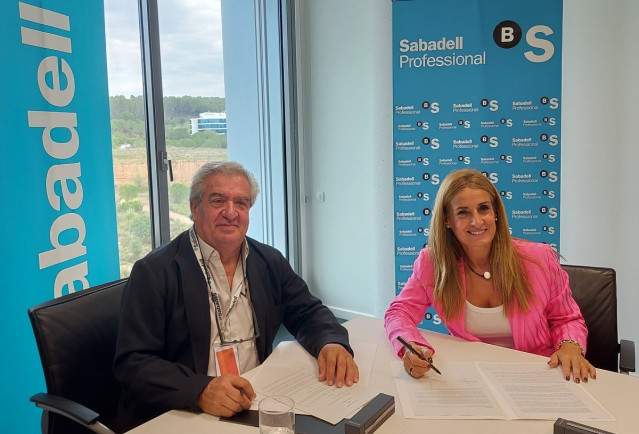 Manuel Galán (DEH Online) y Charo Fernández (Banco Sabadell) ratifican el acuerdo alcanzado para digitalizar el cambio de presidente en comunidades de propietarios