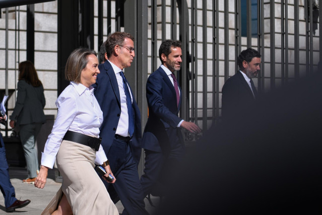 La secretaria General del Partido Popular, Cuca Gamarra (1i); el líder del PP y candidato a la Presidencia del Gobierno, Alberto Núñez Feijóo (c), y el portavoz del PP y vicesecretario de Cultura y Sociedad Abierta, Borja Sémper (2d), a su llegada a la pr