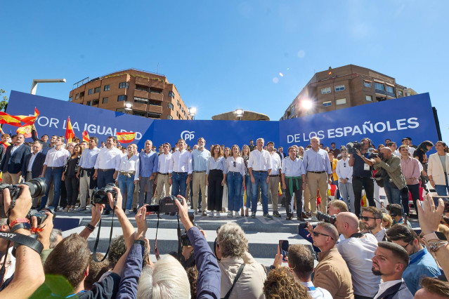 Foto de familia del PP durante el acto organizado por el PP contra la amnistía en la plaza de Felipe II.