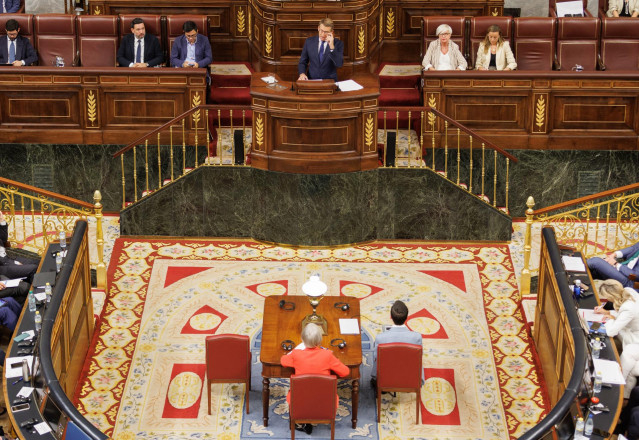 El líder del PP y candidato a la Presidencia del Gobierno, Alberto Núñez Feijóo, interviene durante la primera sesión del debate de investidura del líder del PP, en el Congreso de los Diputados, a 26 de septiembre de 2023, en Madrid (España).