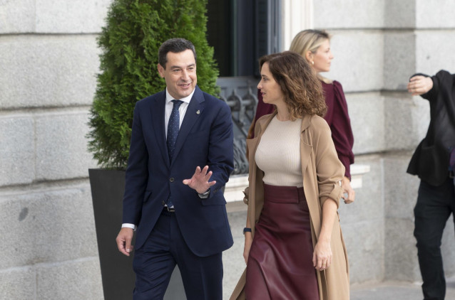 El presidente de la Junta de Andalucía, Juanma Moreno, y la presidenta de la Comunidad de Madrid y presidenta del PP de Madrid, Isabel Díaz Ayuso, a su llegada a la primera sesión del debate de investidura del líder del PP, en el Congreso de los Diputados