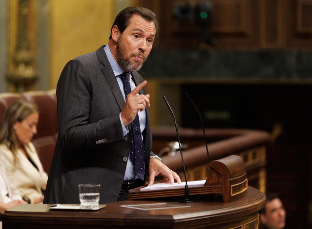 El diputado electo y secretario general del PSOE de Valladolid, Óscar Puente, interviene durante la primera sesión del debate de investidura del líder del PP, en el Congreso de los Diputados