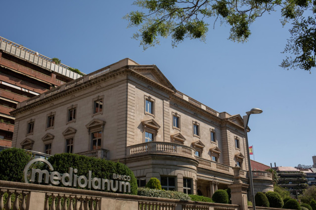 Archivo - Fachada de la sede del Banco Mediolanum en la Avenida Diagonal de Barcelona, a 11 de julio de 2022, en Barcelona, Cataluña (España). Banco Mediolanum es un banco español con sede en la ciudad de Valencia, de origen barcelonés y que actualmente p