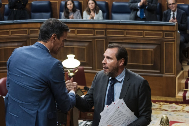 El diputado electo y secretario general del PSOE de Valladolid, Óscar Puente (d), y el presidente del Gobierno en funciones, Pedro Sánchez (i), durante la primera sesión del debate de investidura del líder del PP