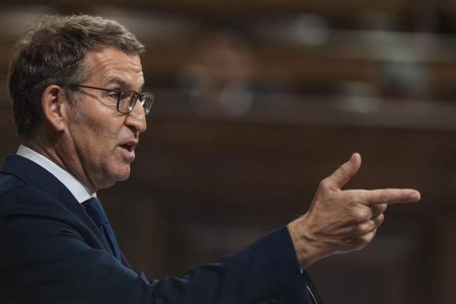 El líder del PP y candidato a la Presidencia del Gobierno, Alberto Núñez Feijóo, interviene durante la primera sesión del debate de investidura