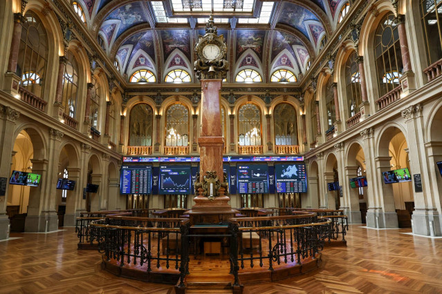 Paneles con índices bursátiles en el Palacio de la Bolsa, en Madrid (España).