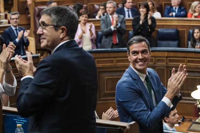 El portavoz del PSOE en el Congreso, Patxi López (i), y el presidente del Gobierno en funciones, Pedro Sánchez (d), aplauden durante la primera sesión del debate de investidura del líder del PP, en el Congreso de los Diputados, a 26 de septiembre de 2023.