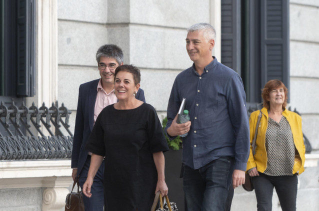 La portavoz de EH Bildu en el Congreso de los Diputados, Mertxe Aizpurua (c), y el diputado de EH Bildu Oskar Matute (2d), a su llegada al Congreso