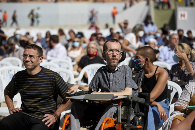 Archivo - El politólogo Juan Carlos Monedero (i) y el portavoz parlamentario de Unidas Podemos, Pablo Echenique (d), en la fiesta del centenario del PCE, a 25 de septiembre de 2021, en Rivas-Vaciamadrid, Madrid (España).