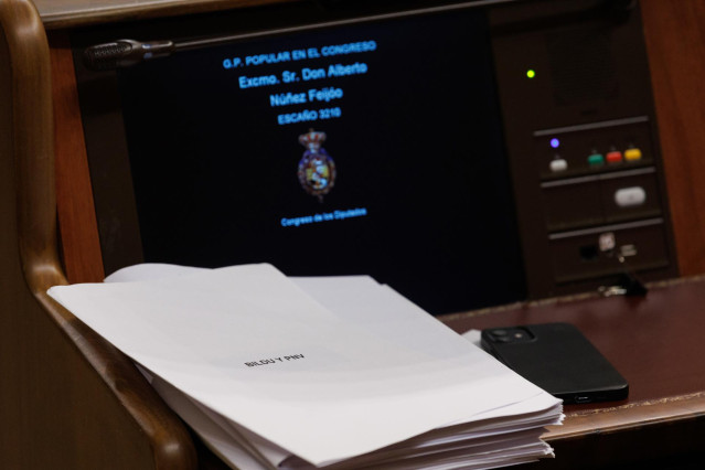 El escaño de Feijóo durante la segunda sesión del debate de investidura del líder del Partido Popular, en el Congreso de los Diputados, a 27 de septiembre de 2023, en Madrid (España). El presidente del PP y candidato al Gobierno se sometió ayer, 26 de sep