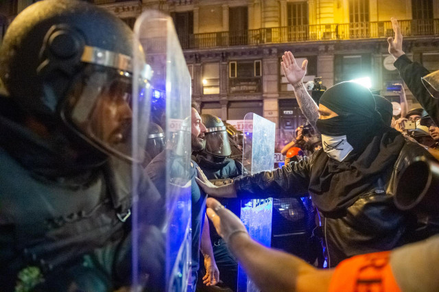 Archivo - Los Mossos d´ Esquadra intervienen contra los manifestantes en Barcelona contra la sentencia del Supremo por el 'procés', en octubre de 2019
