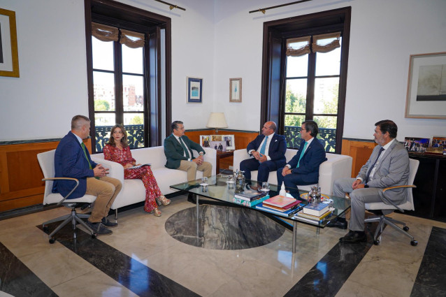 El consejero de Presidencia, Interior, Dialogo Social y Simplificación Administrativa, Antonio Sanz, durante la firma del convenio con el SAMU.
