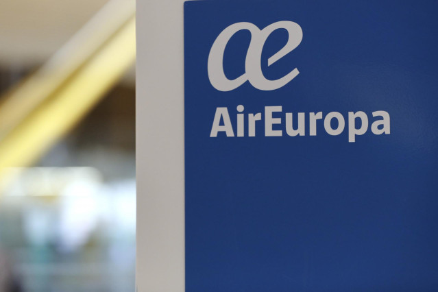 Archivo - Logo de Air Europa en la Terminal T4 del aeropuerto Adolfo Suárez Madrid-Barajas, en Madrid (España), a 11 de septiembre de 2020. Air Europa ha lanzado la campaña '¡y vuela!, que abarata los precios en todas las rutas, con mayor flexibilidad par